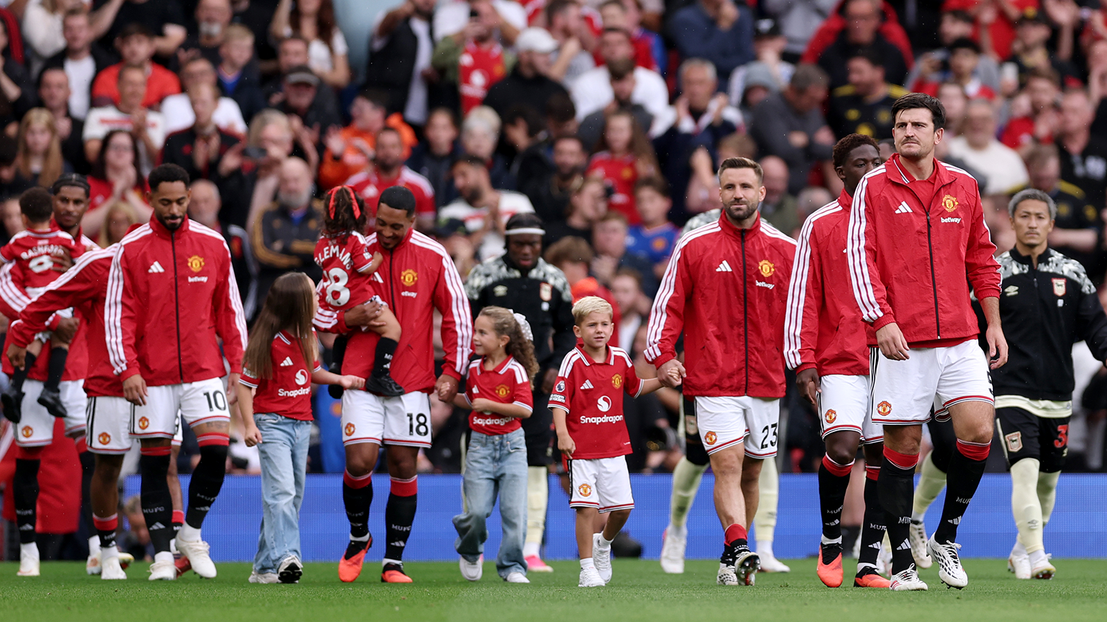 Carrick Backs Manchester United to Compete at Top Level Despite Spending Restraint