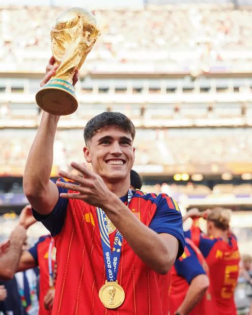 Pau Cubarsi holding the World Cup trophy